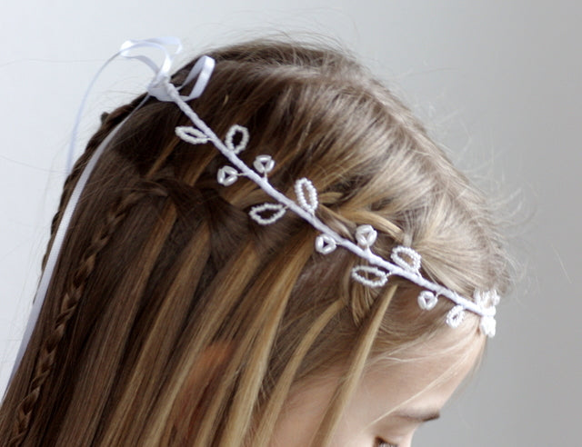 Perlen Curlies – Kommunion Haarband mit weißen Blumen & Perlen