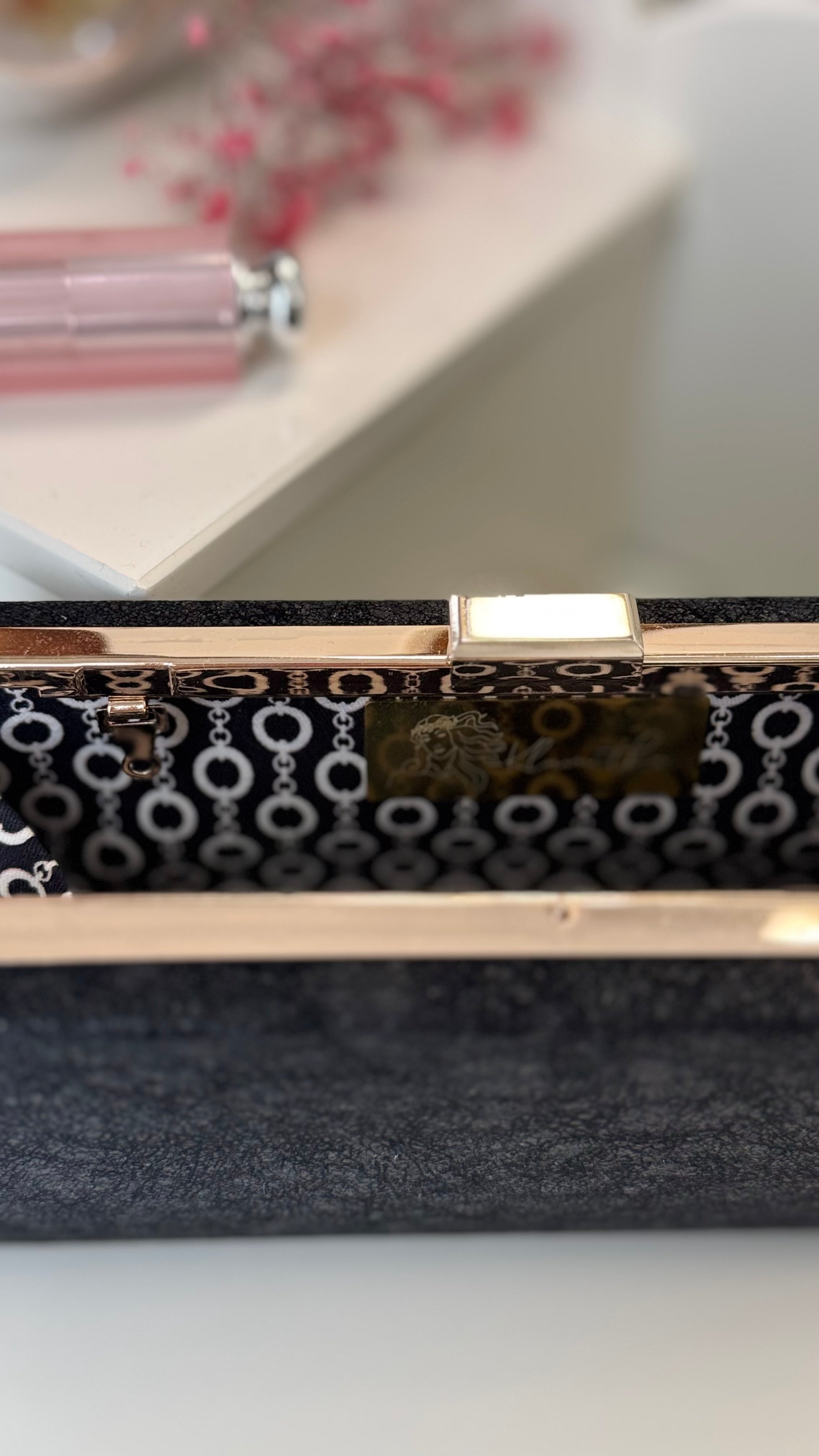 Schwarze Clutch – Elegante Abendtasche mit goldener Kette für Damen