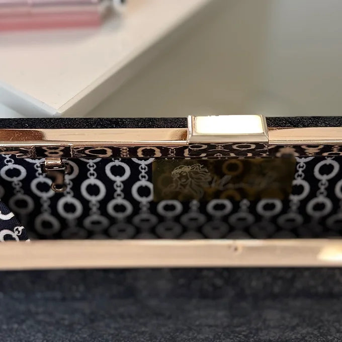 Schwarze elegante Clutch Tasche – Abendtasche mit goldener Kette für Damen