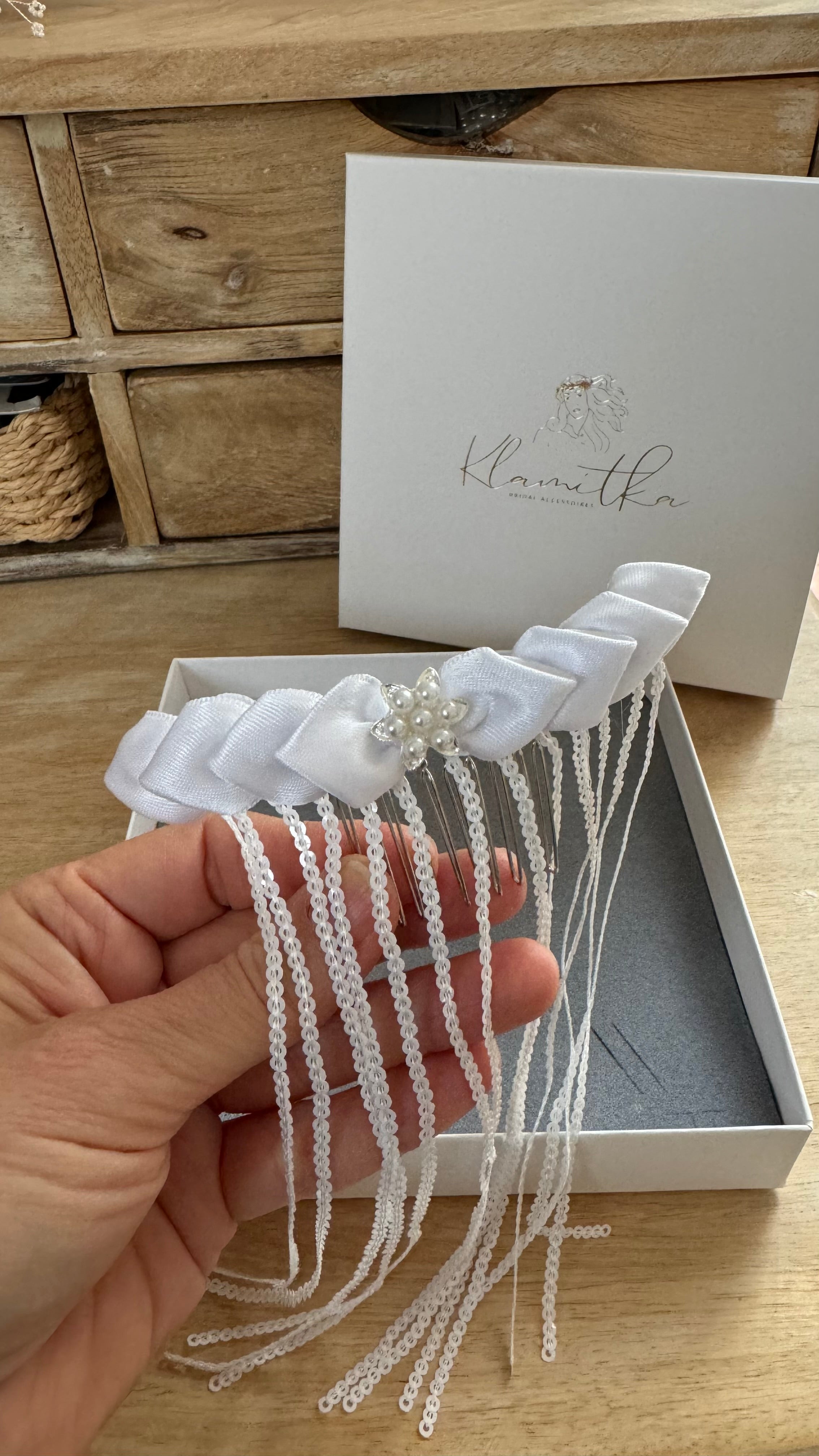 Mädchen Haarschmuck Kommunion – Satinblätter & Pailletten-Fransen