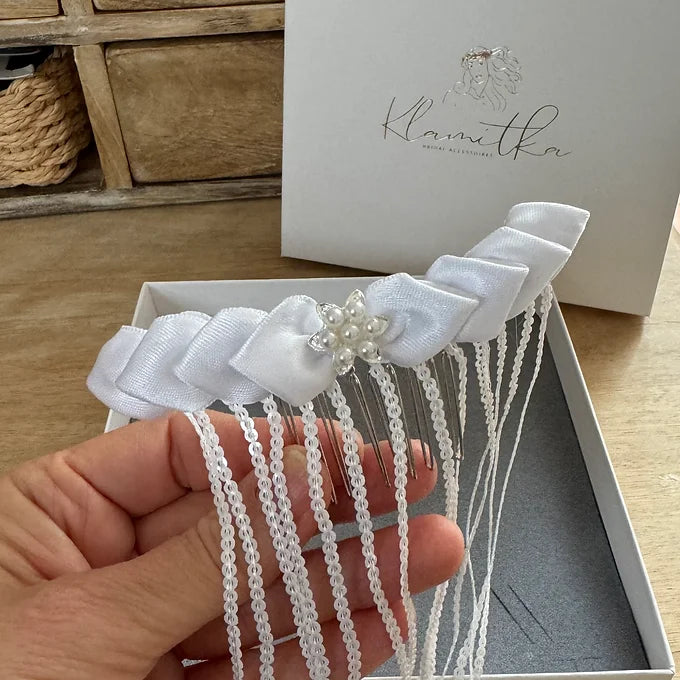 Kommunion Haarschmuck mit handgearbeiteten Satinblättern und Franzen mit Pailett