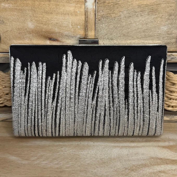 Elegante Clutch Tasche mit silbernem Muster – Abendtasche mit Kette