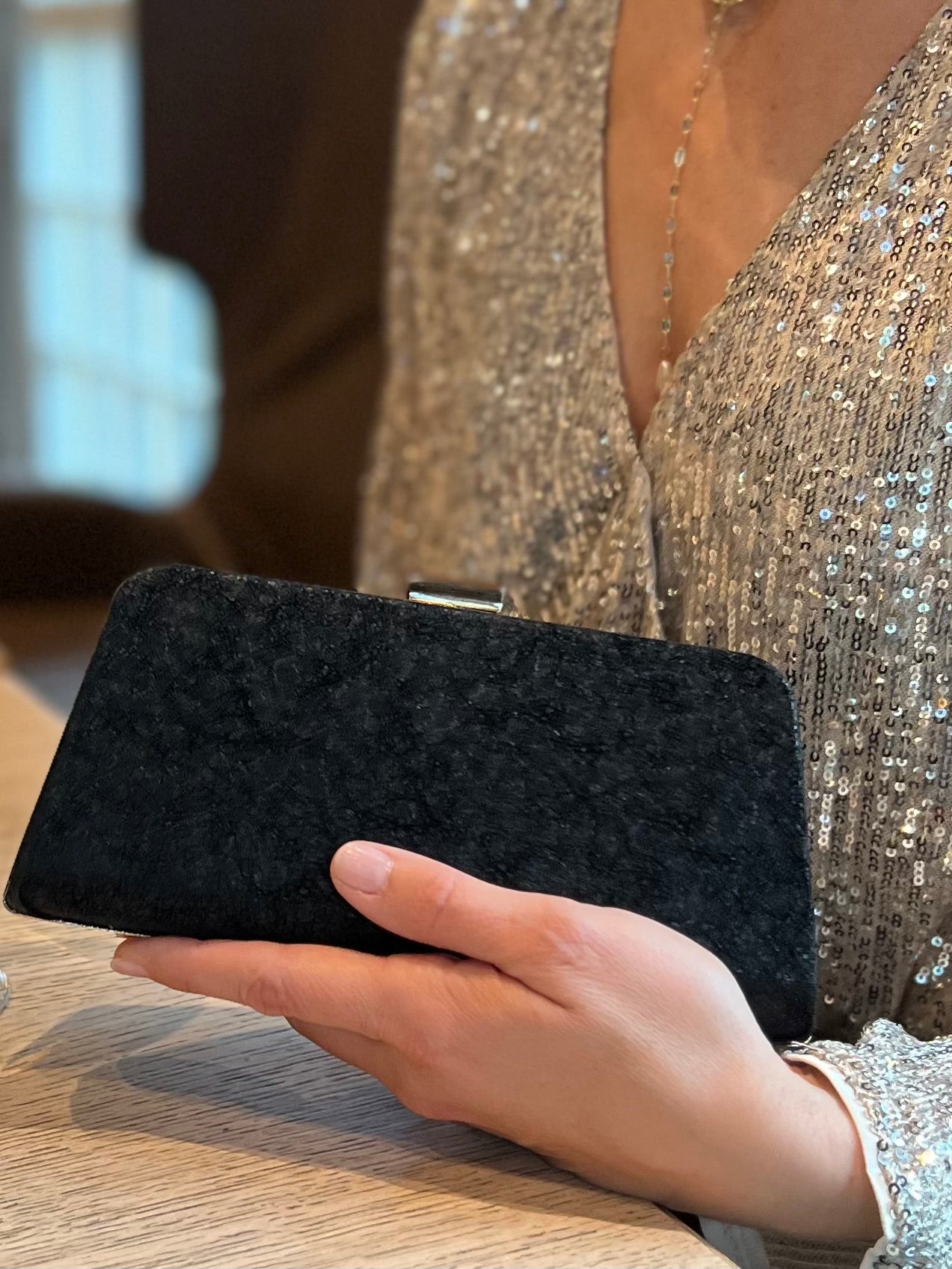 Schwarze Clutch – Elegante Abendtasche mit goldener Kette für Damen