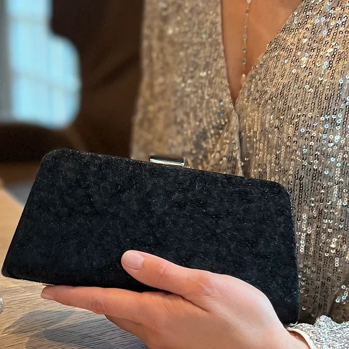 Schwarze elegante Clutch Tasche – Abendtasche mit goldener Kette für Damen
