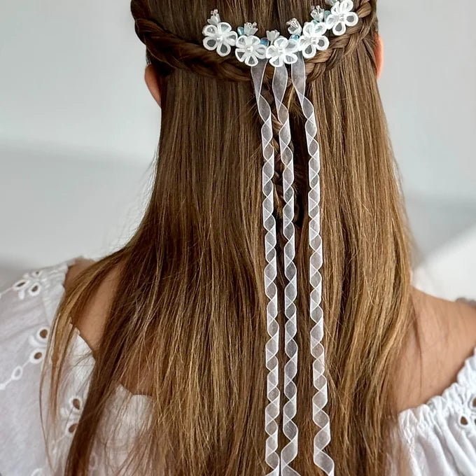 Haarschmuck Kommunion mit zarten Blüten und Organza-Bändern in weiß