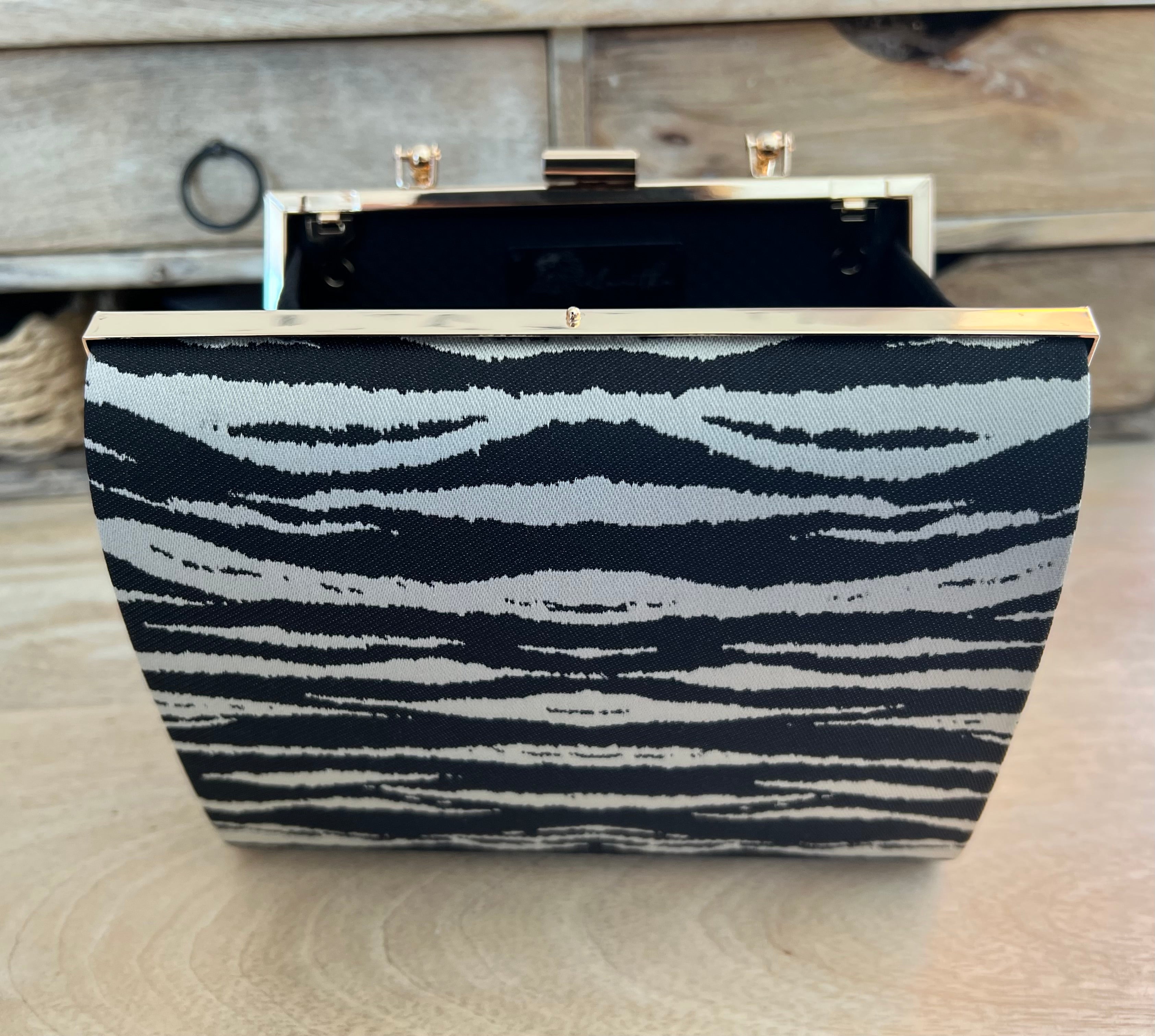 Zebra Clutch – Elegante Abendtasche mit silbernem Henkel für Damen