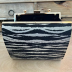 Clutch Zebra Muster – elegante Damen Abendtasche mit silbernem Henkel