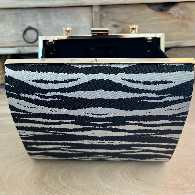Clutch Zebra Muster – elegante Damen Abendtasche mit silbernem Henkel