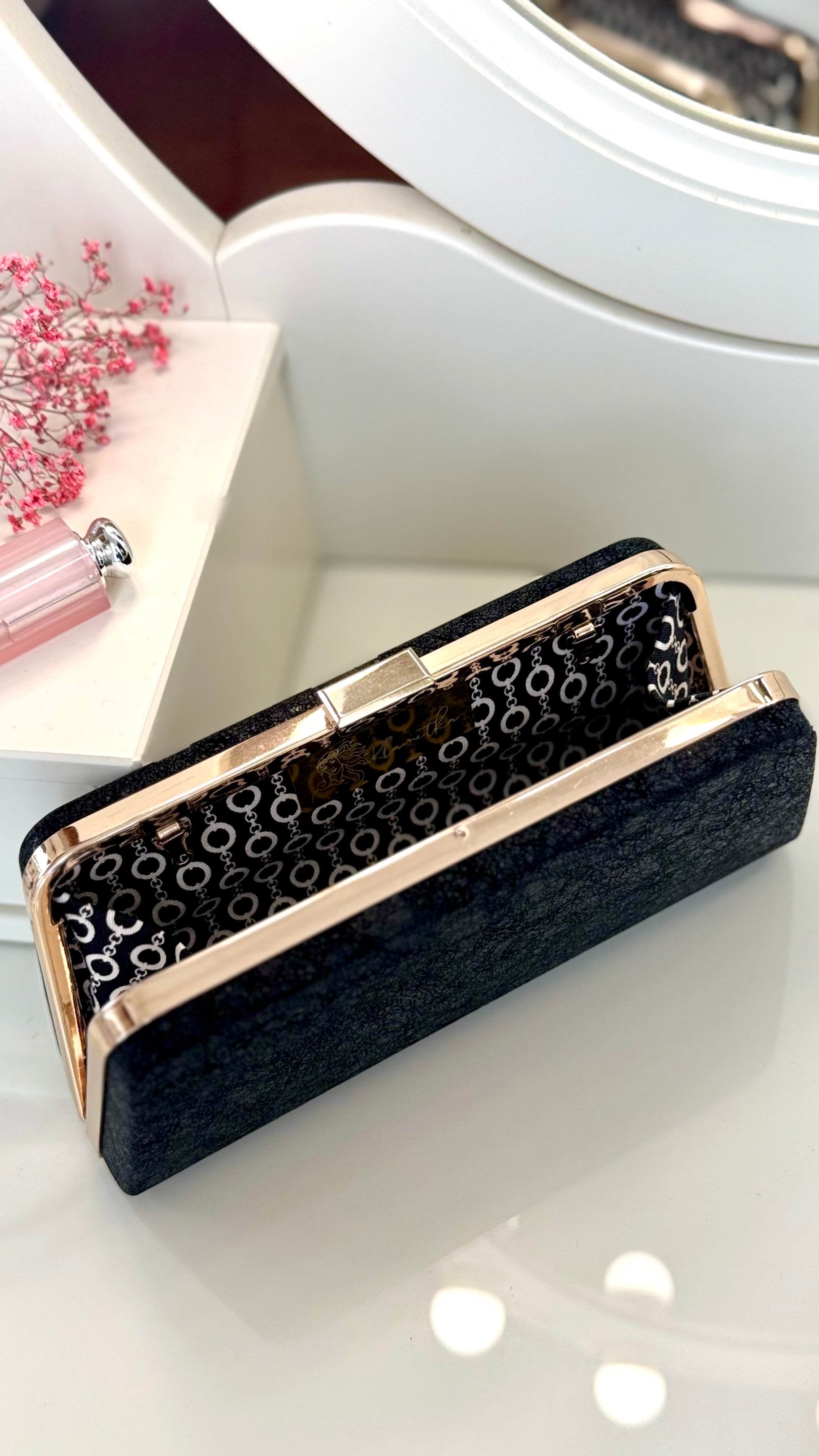 Schwarze Clutch – Elegante Abendtasche mit goldener Kette für Damen