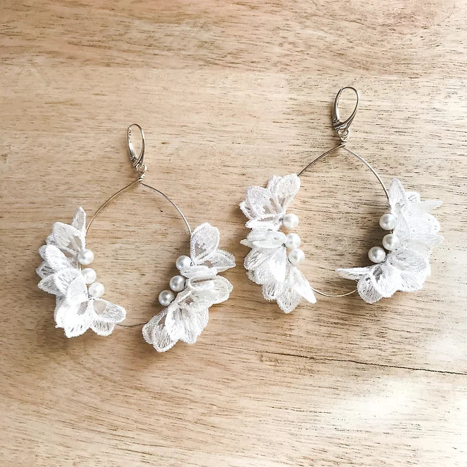 Statement Ohrringe für Braut mit Blumen und Perlen