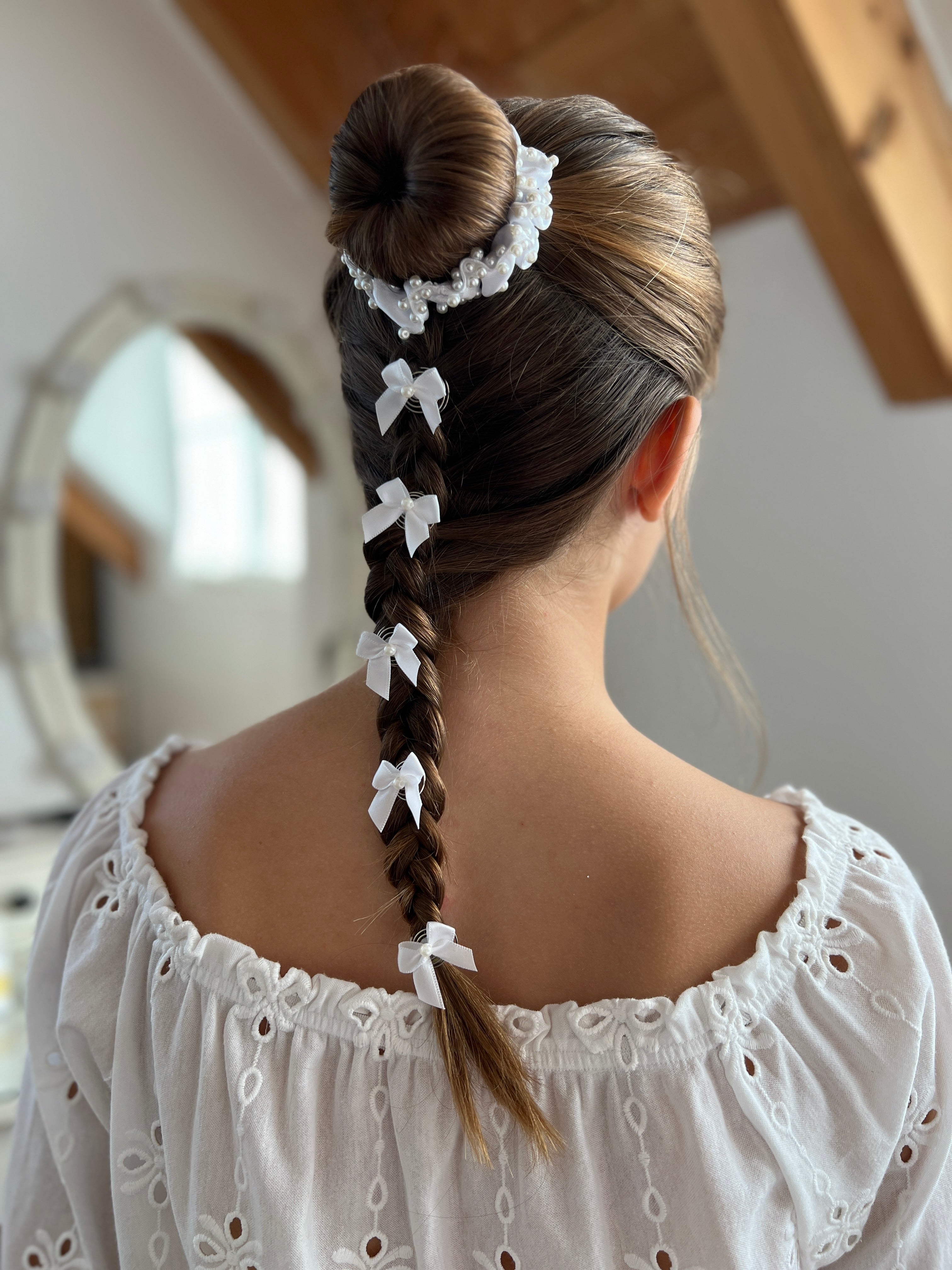 Curlies Kommunion – Zarte Schleifen-Curlies mit Perlen für Frisuren