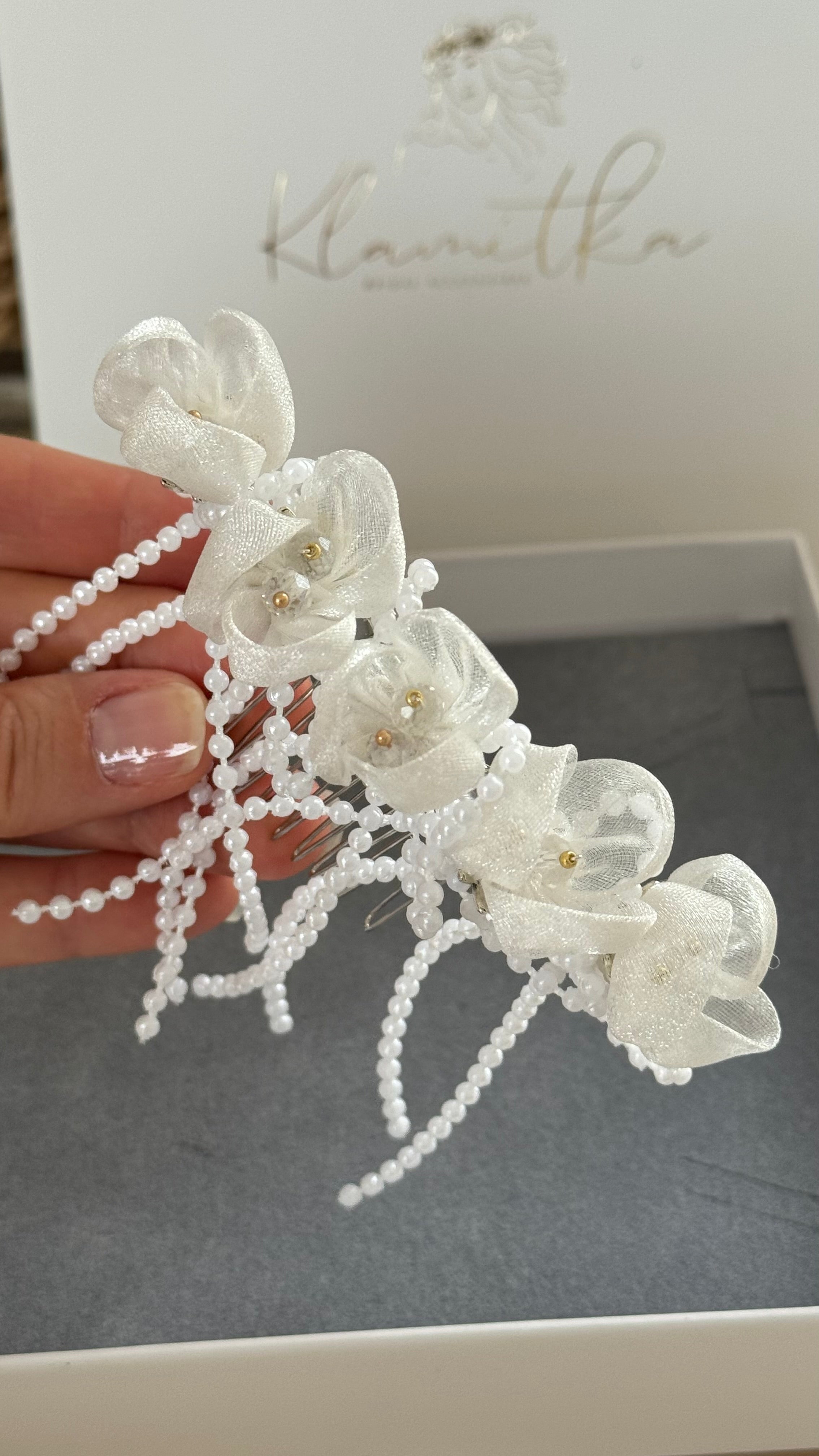 Haarschmuck Kommunion – Zarte Blumen & edle Perlenbänder