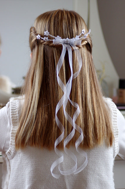 Blumen Haarklammer – Eleganter Kommunion Haarschmuck mit Spitzenblüten