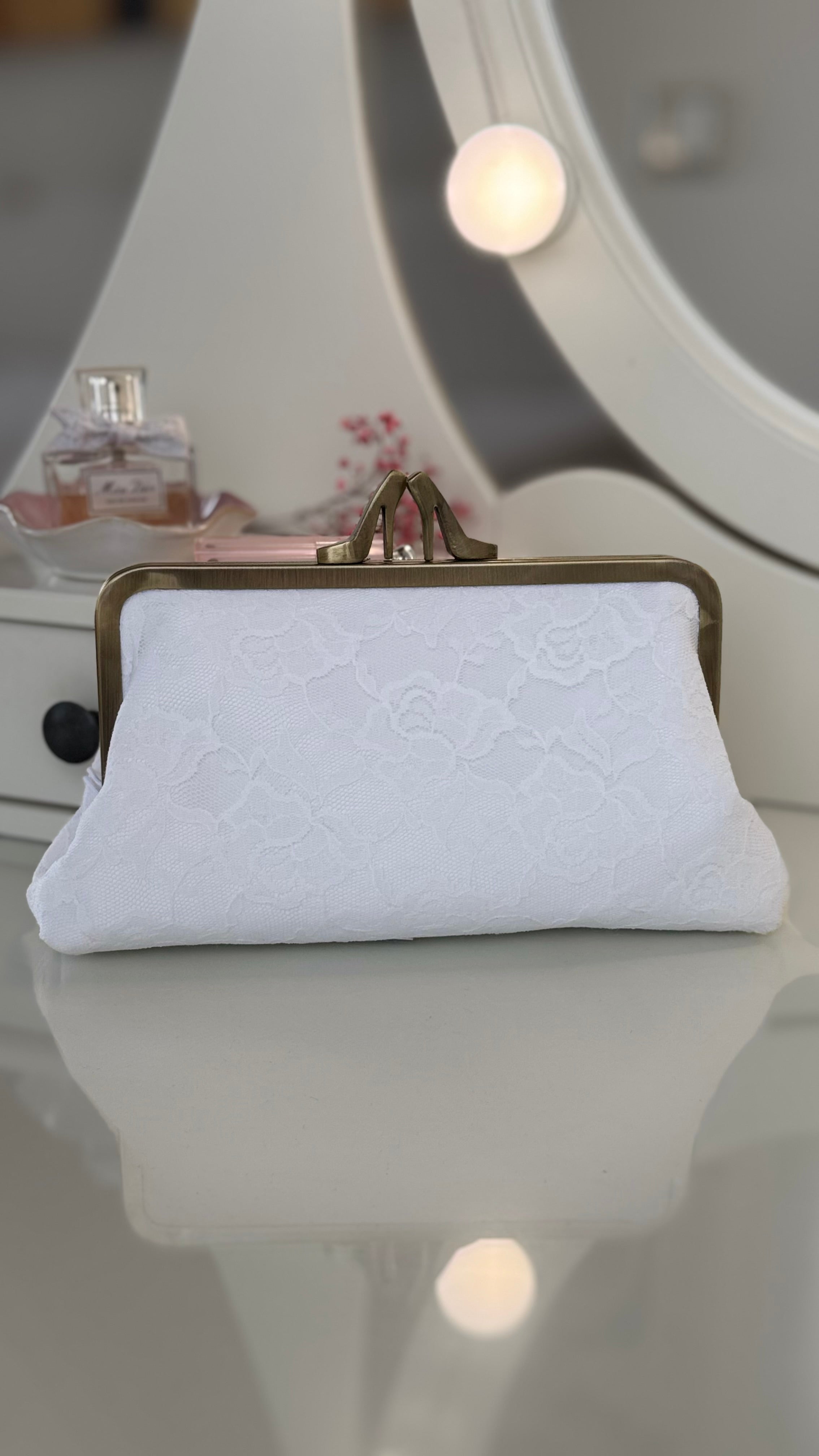 Weiße Clutch – Brauttasche mit Spitze & goldfarbenem Rahmen