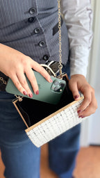 Tweed Clutch – Weiß-Schwarze elegante Abendtasche mit goldenem Henkel