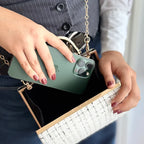 Tweed Clutch in Weiß-Schwarz – elegante Damen Abendtasche mit goldenem Henkel
