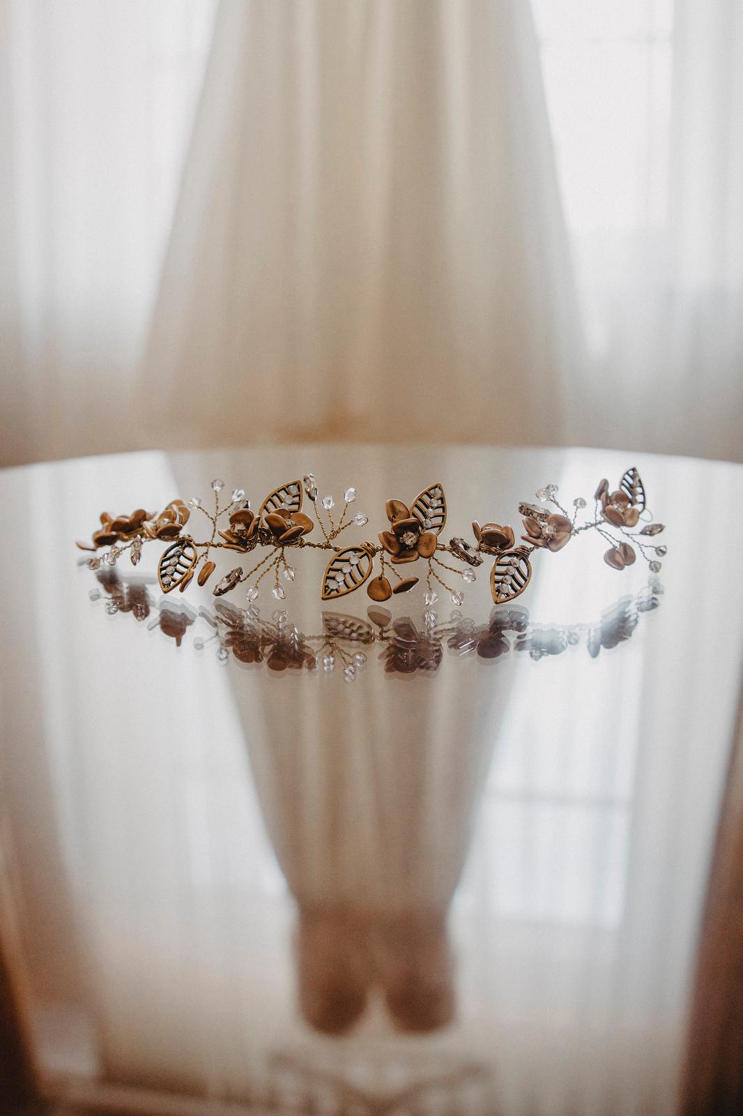 Braut Haarranke – Goldene Blätter & Strasssteine für elegante Bräute