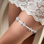 Strumpfband mit blauer Spitze, Perlen und Strasssteinen