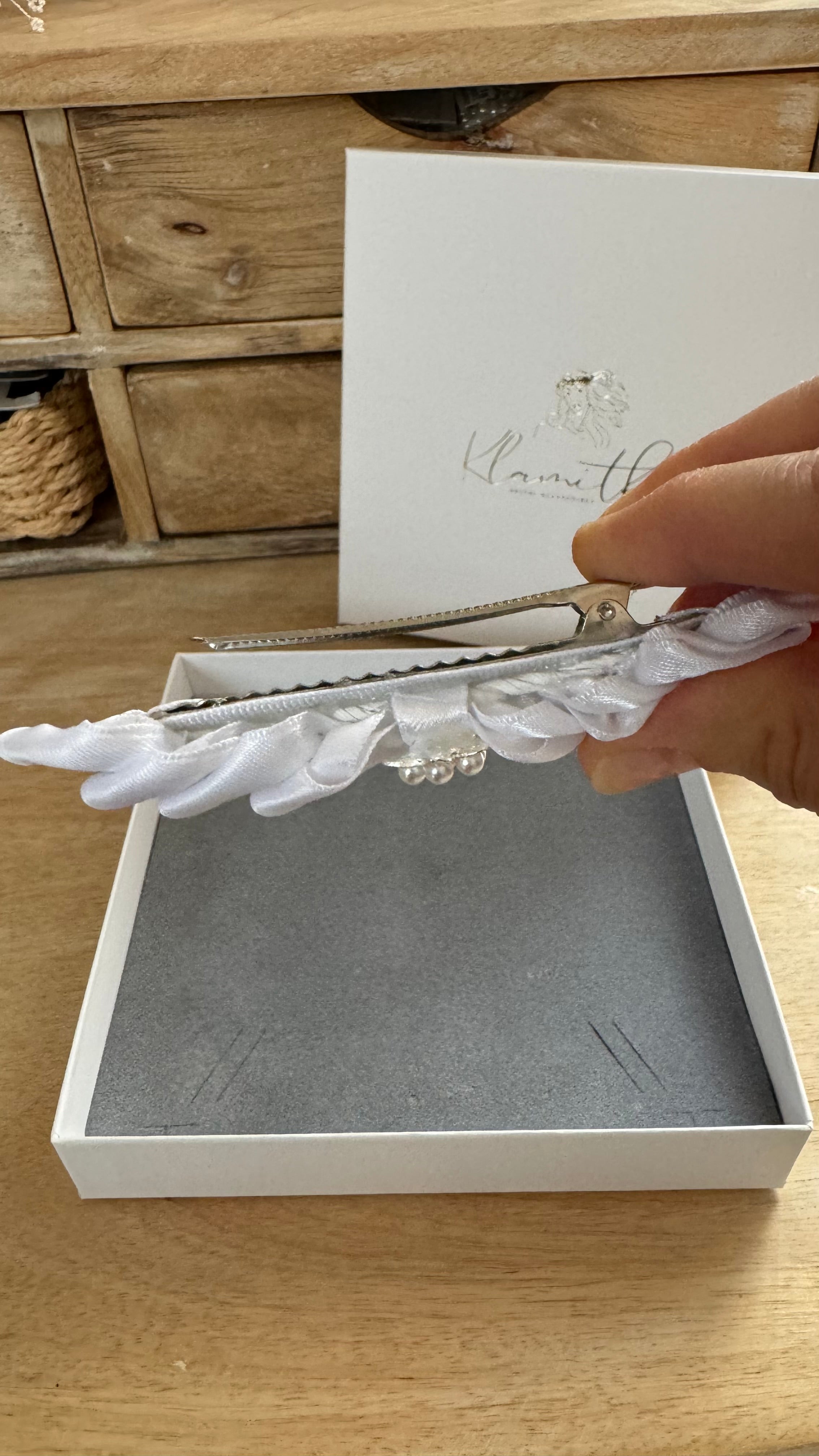 Kommunion Haarschmuck – Satinblätter & edle Perlenblume