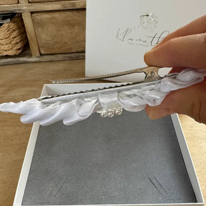 Kommunion Haarschmuck mit handgearbeiteten Satinblättern und einer Perlenblume