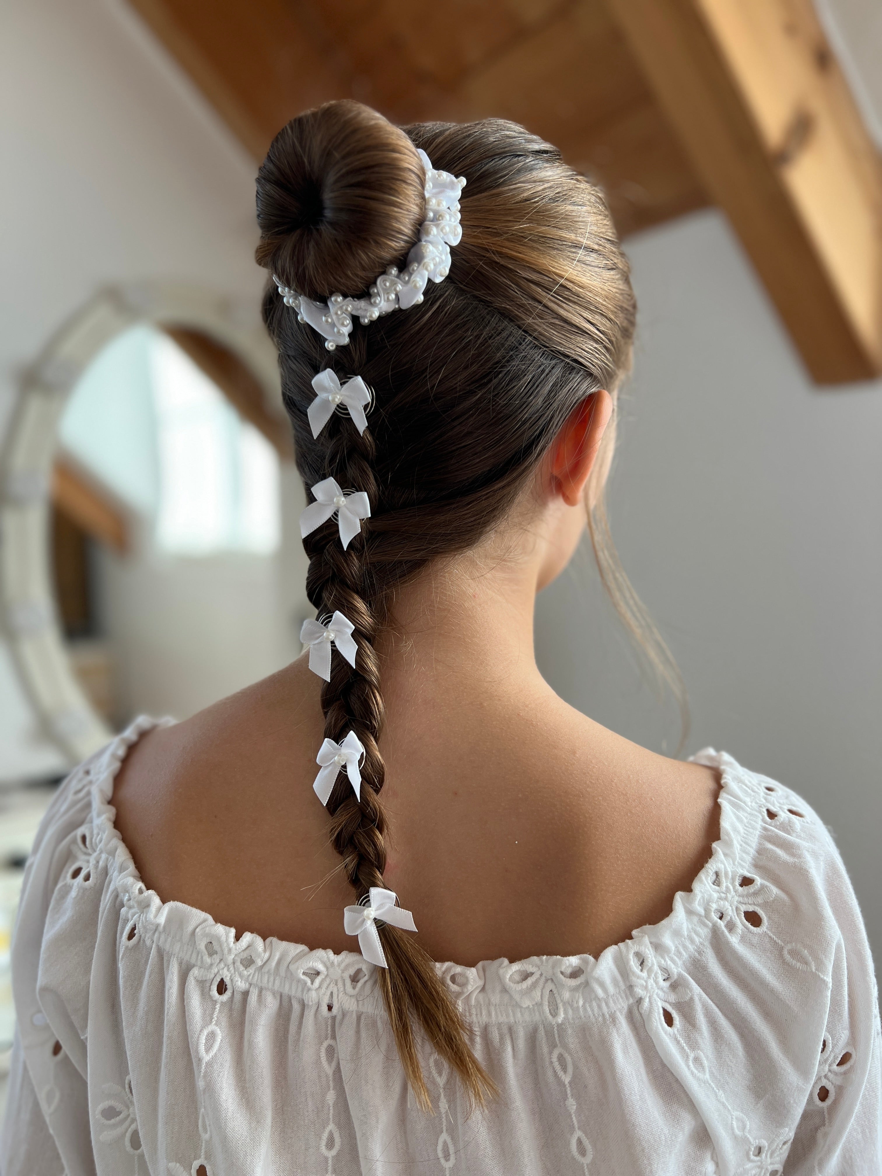 Curlies Kommunion – Zarte Schleifen-Curlies mit Perlen für Frisuren