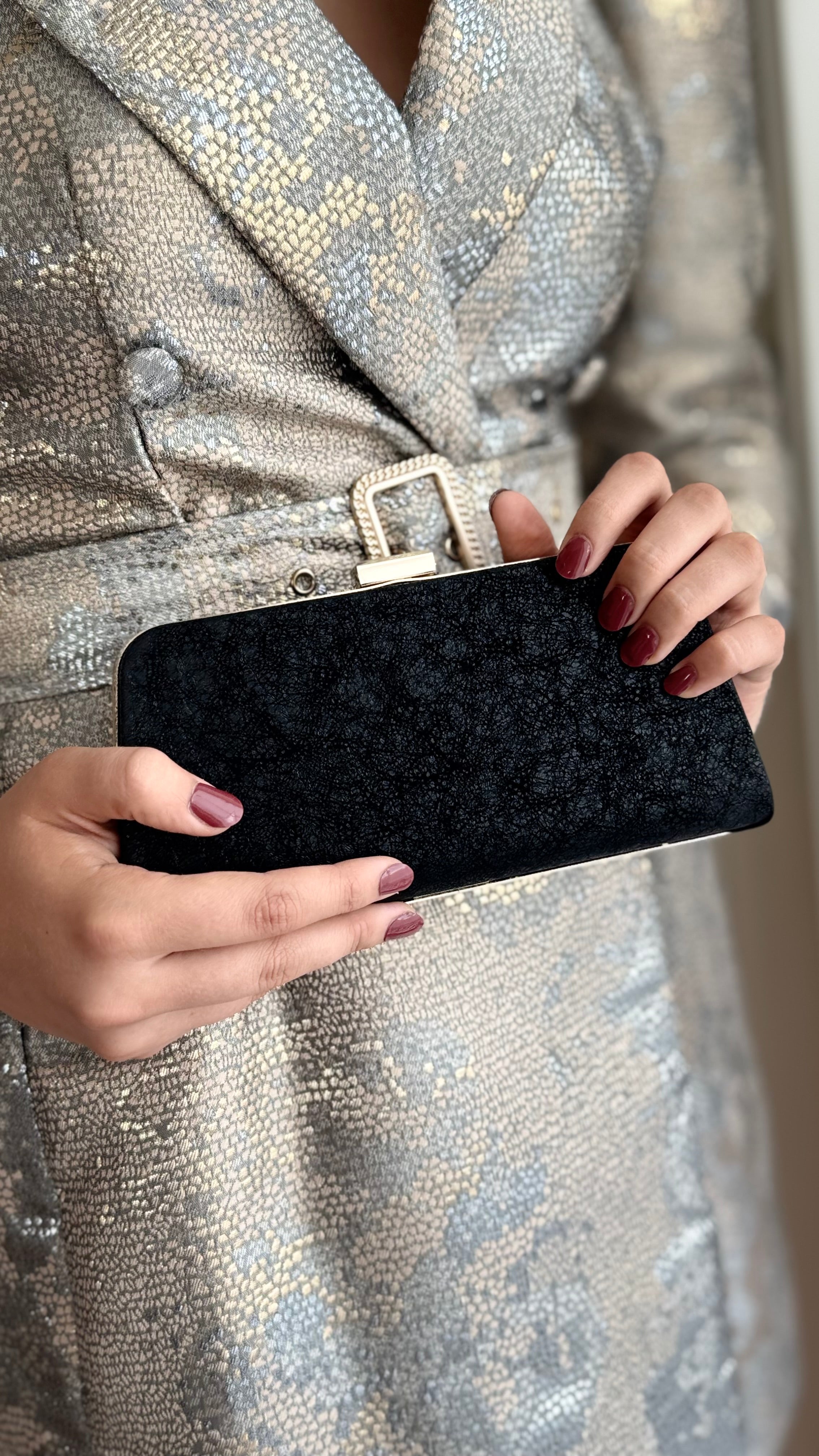 Schwarze Clutch – Elegante Abendtasche mit goldener Kette für Damen