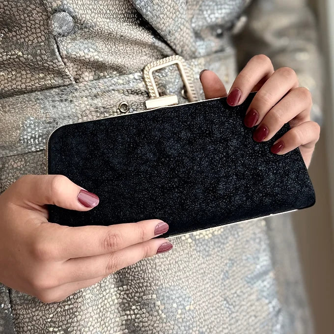 Schwarze elegante Clutch Tasche – Abendtasche mit goldener Kette für Damen