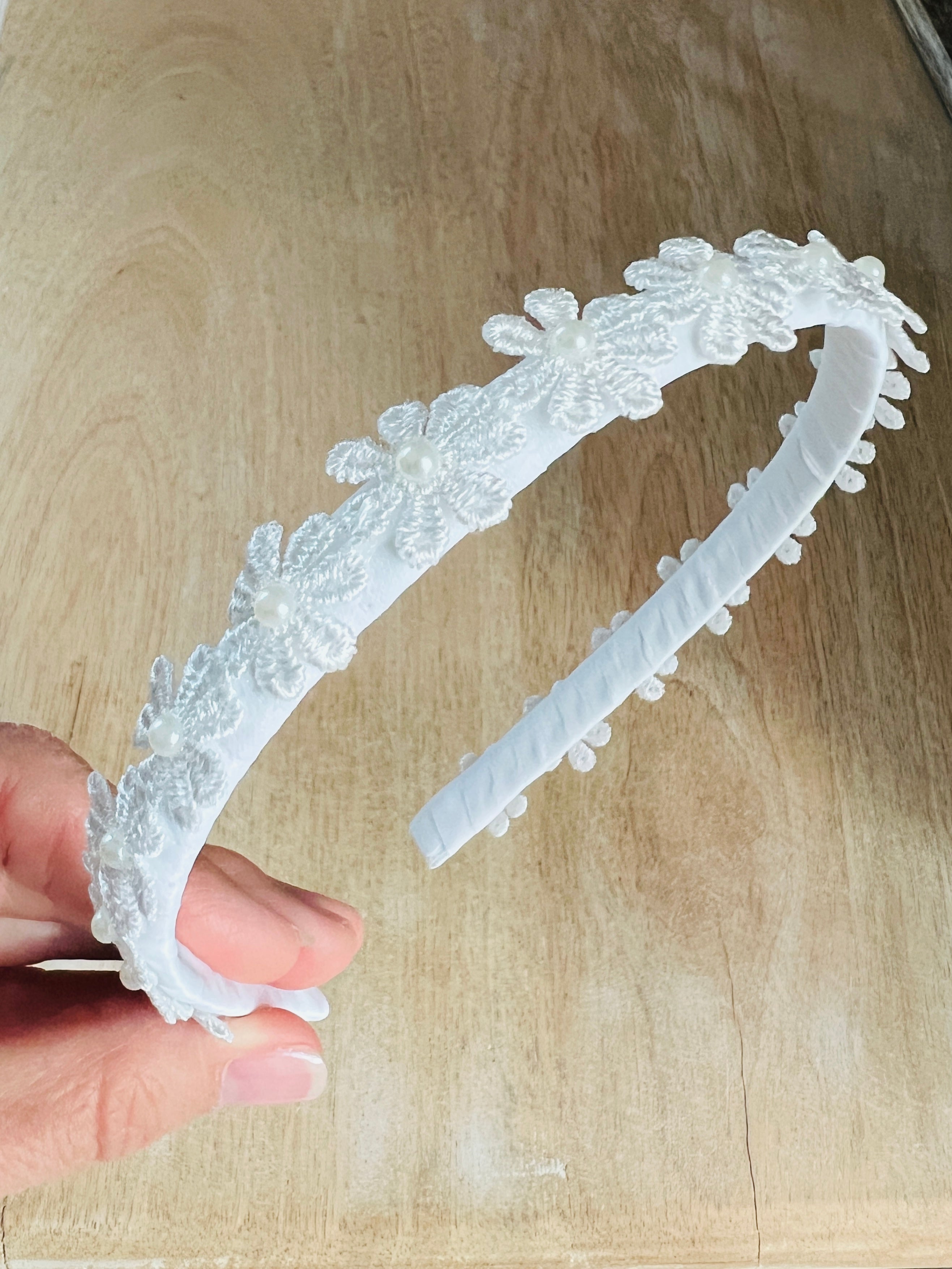 Blumen Haarreif Kommunion – Weiße/Ivory Blütenspitze & Perle