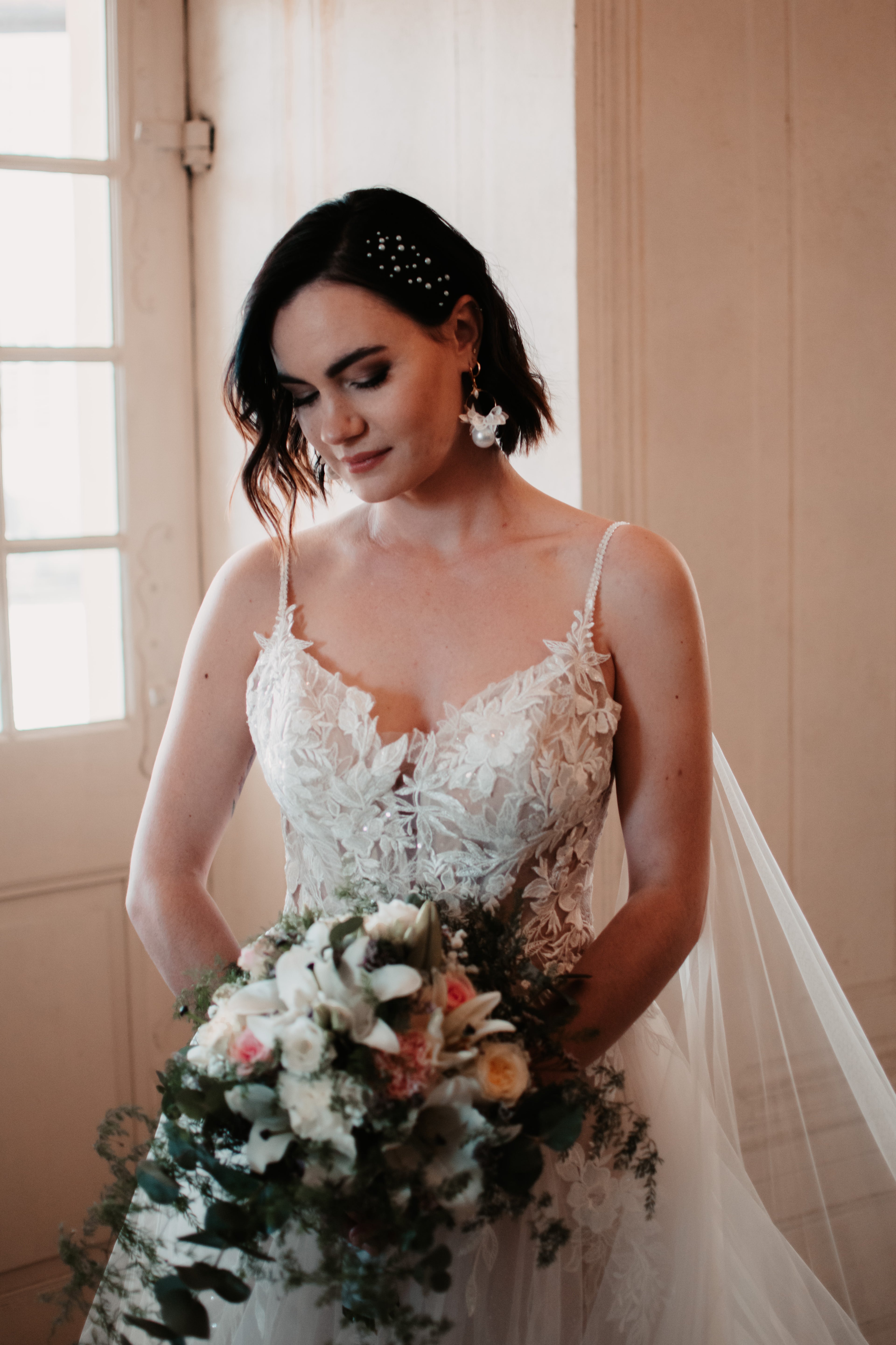 Perlen Ohrring – Statement Brautohrringe mit großer Perle & Spitzenblumen