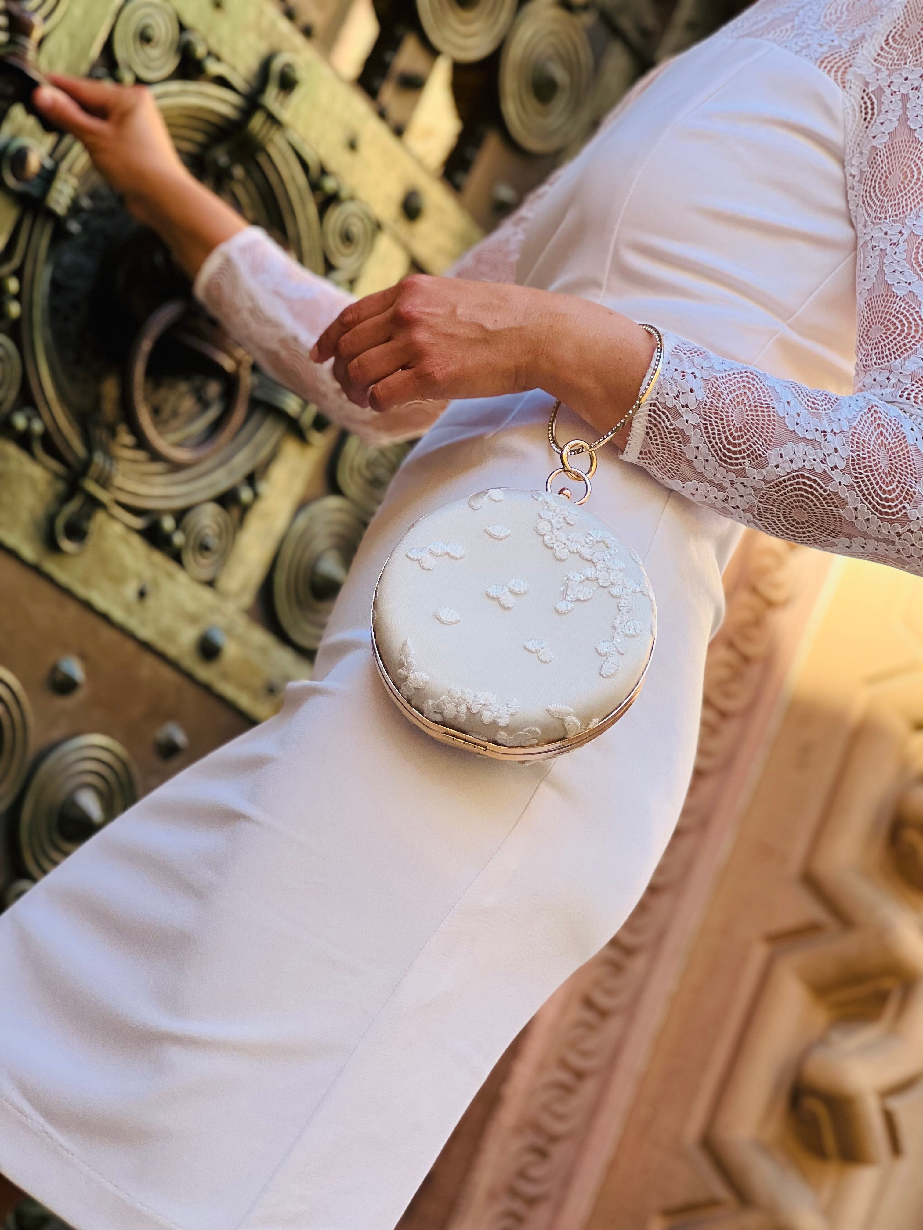 Runde Brauttasche – Off-White Clutch mit feiner Stickerei & Kette