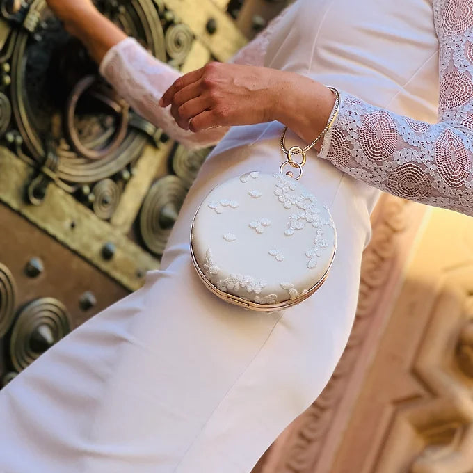 Runde Braut Clutch Off-White – Hochzeitstasche mit Stickerei & Kette –