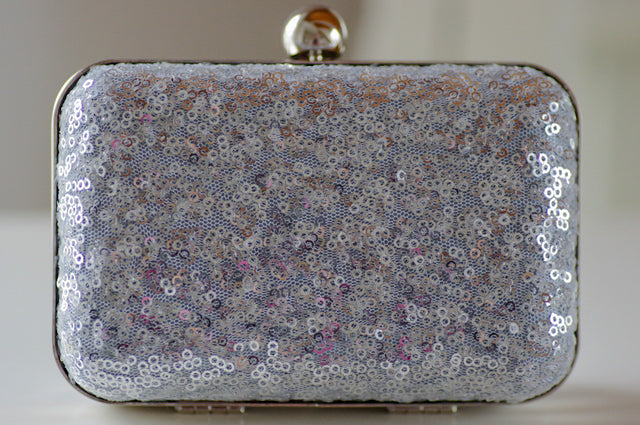 Ivory Spitze Clutch – Elegante Abendtasche mit feiner Spitzenoptik