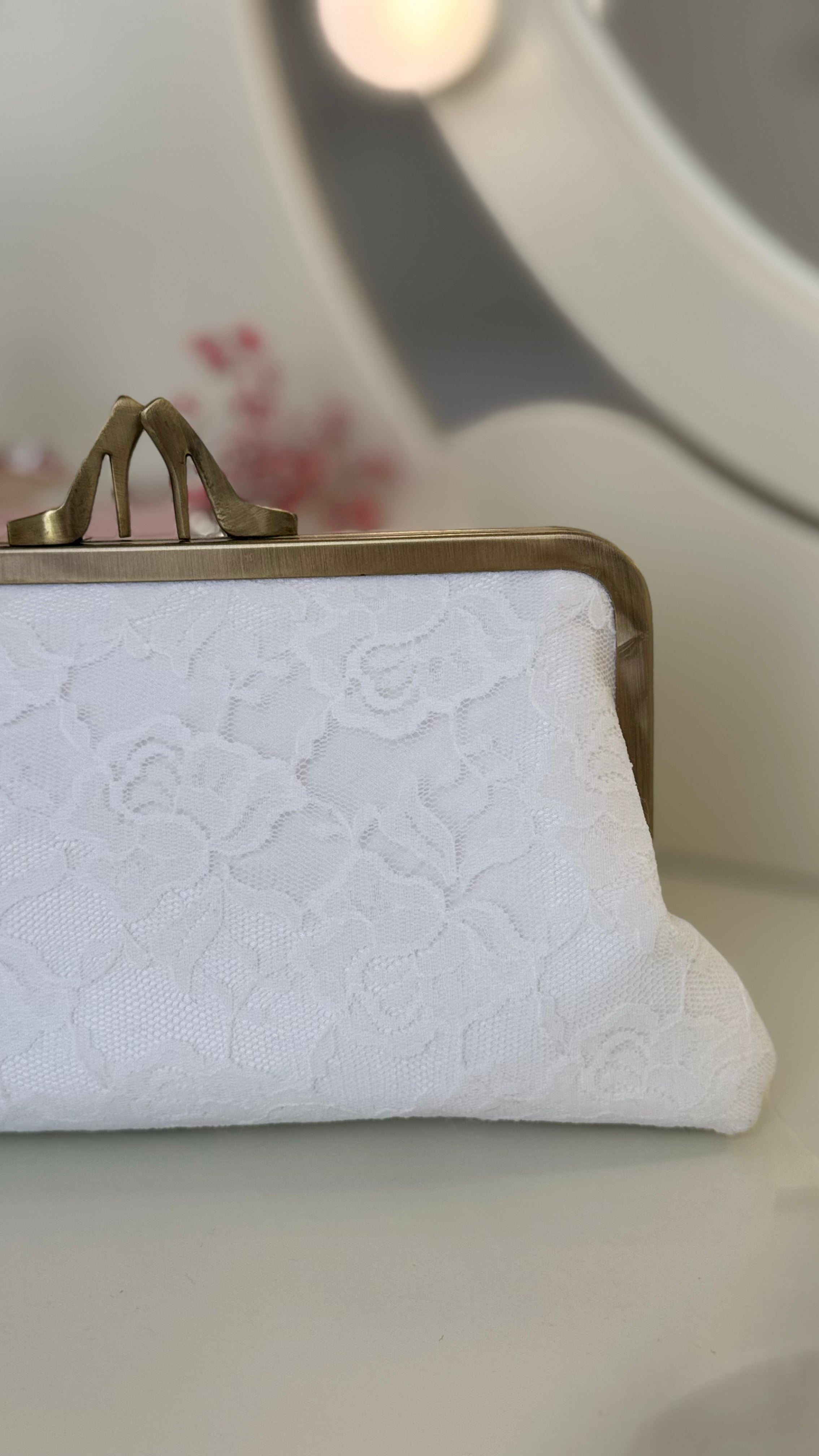 Weiße Clutch – Brauttasche mit Spitze & goldfarbenem Rahmen