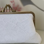 Brauttasche Clutch mit Spitze – Hochzeitstasche in Weiß/Ivory mit gold Ramen