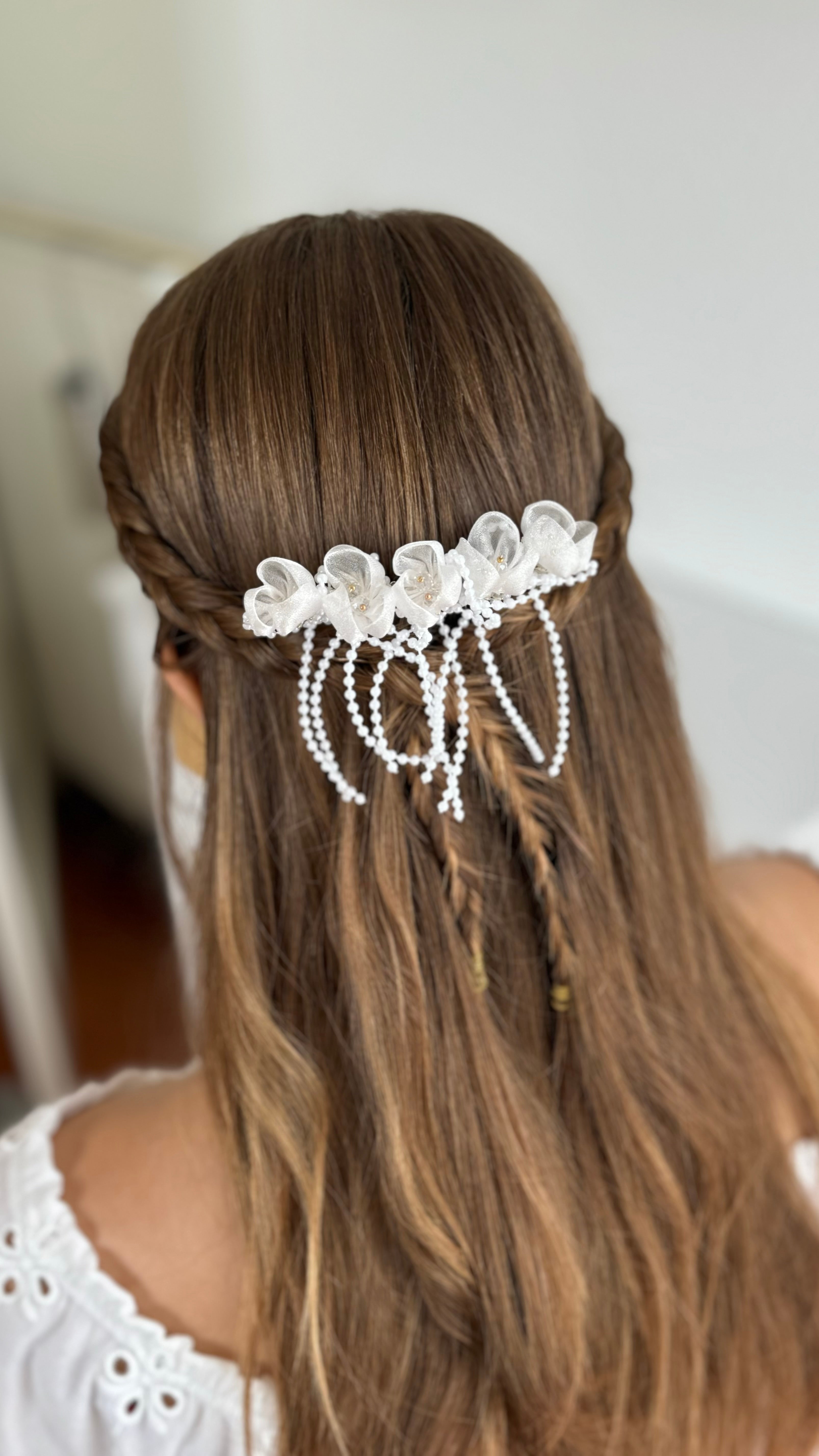 Haarschmuck Kommunion – Zarte Blumen & edle Perlenbänder