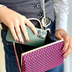 Pink Clutch schwarz gemustert – elegante Abendtasche pink mit Tragekette & Henkel