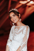 Perlen Haarkrone – Glamouröse Brautkrone mit Blumen & Goldelementen