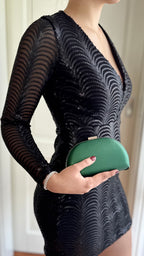 Grüne Clutch – Smaragdgrüne vegane Abendtasche mit silberner Kette