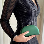 Smaragdgrüne Clutch aus veganem Leder – elegante Abendtasche mit silberner Kette