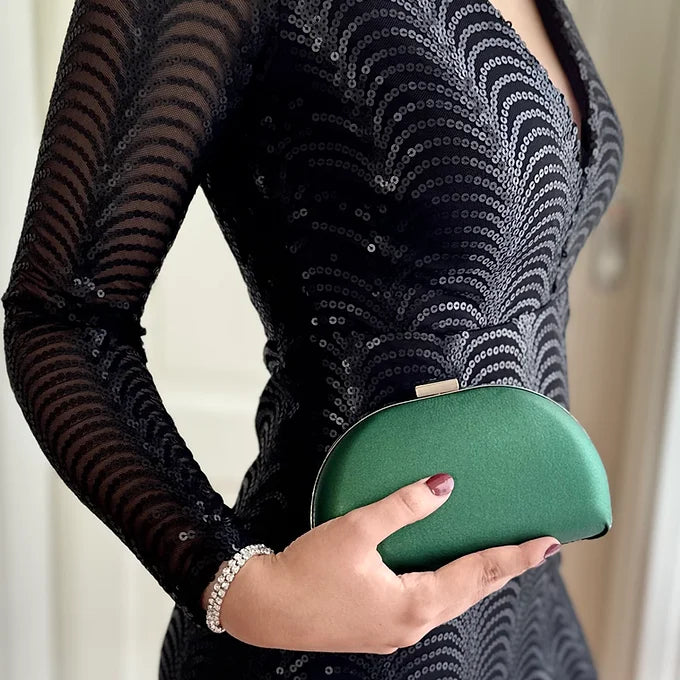 Smaragdgrüne Clutch aus veganem Leder – elegante Abendtasche mit silberner Kette