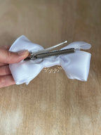 Satin Haarschleife Kommunion – Weiße Schleife mit Perlenelement