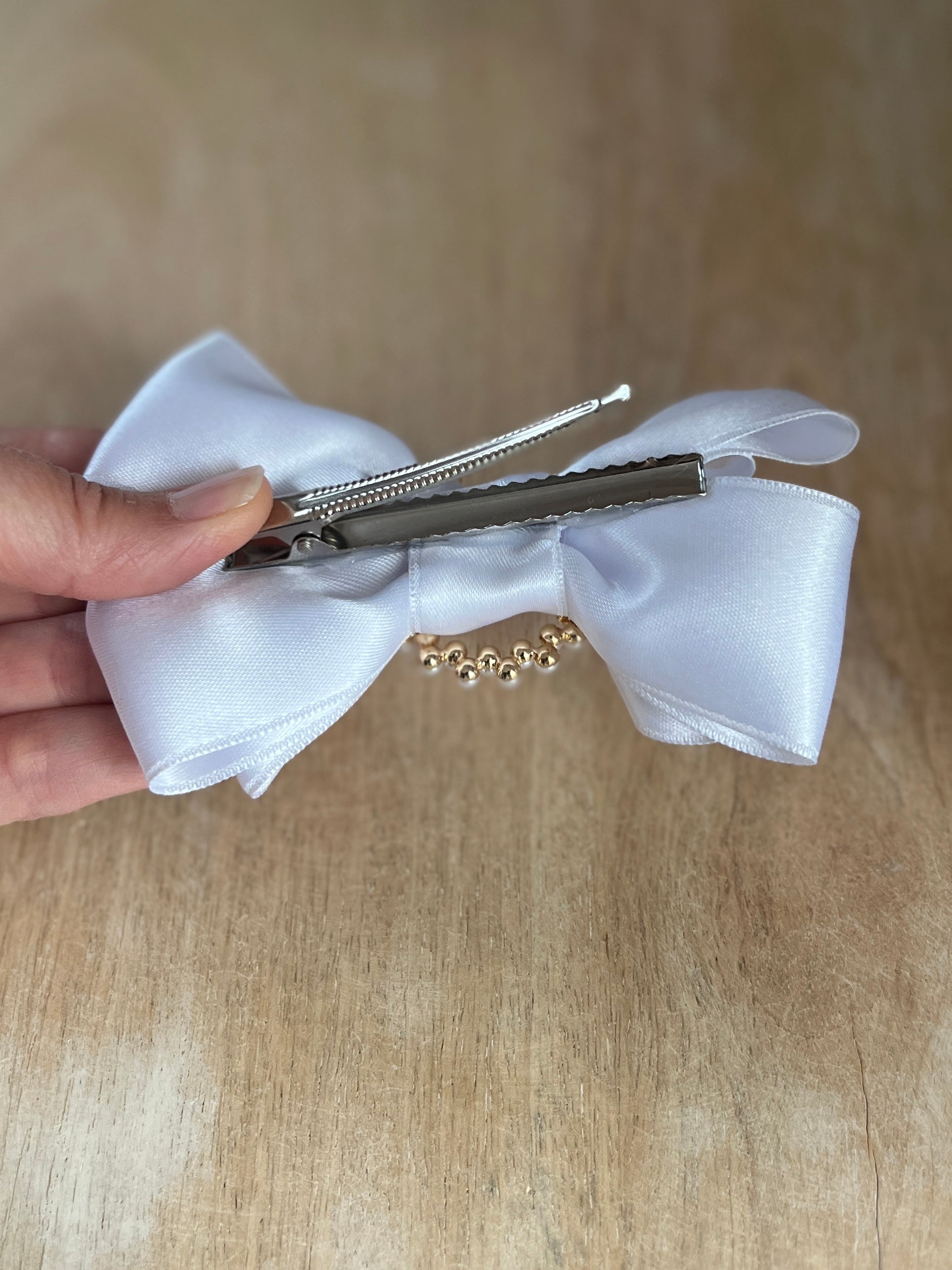 Satin Haarschleife Kommunion – Weiße Schleife mit Perlenelement