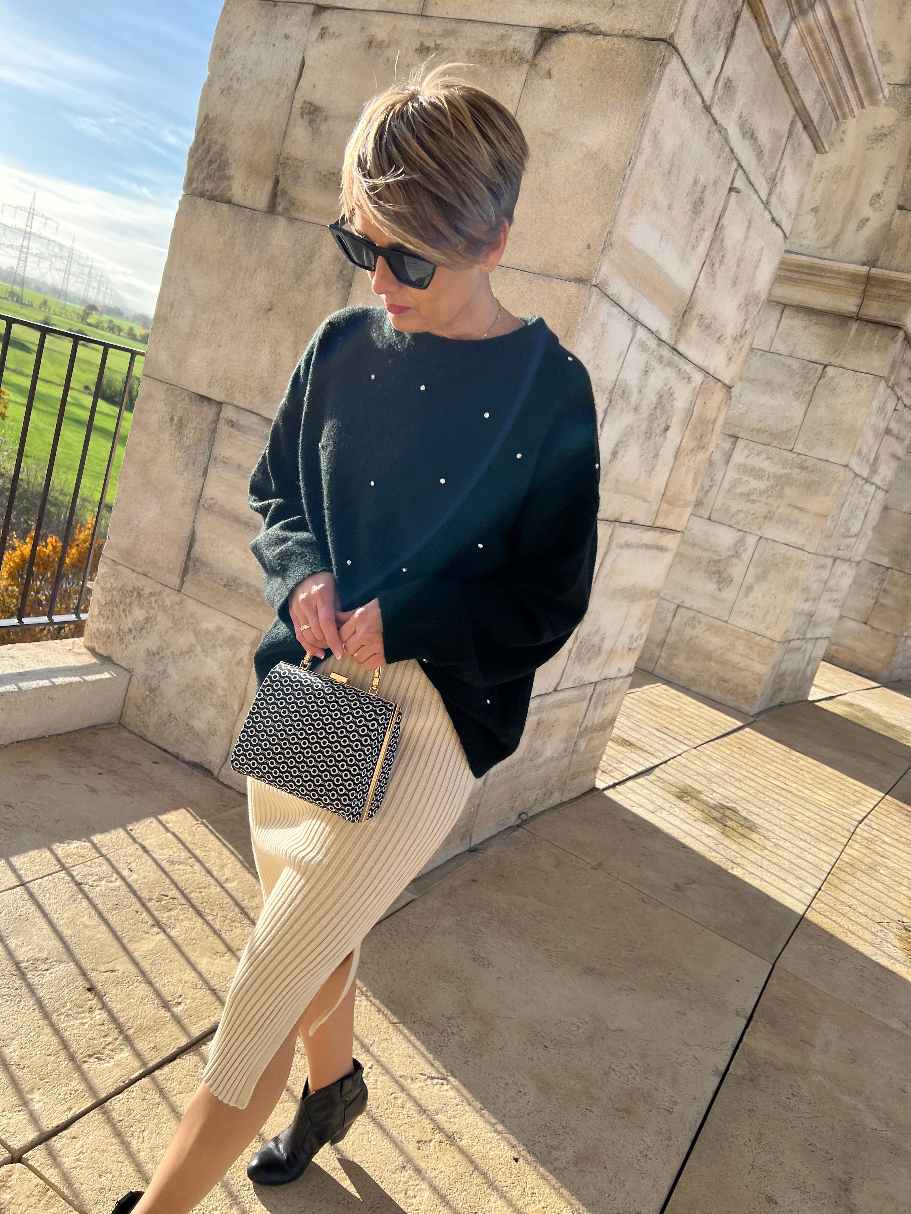 Clutch Schwarzweiß – Elegante Abendtasche mit goldenem Henkel