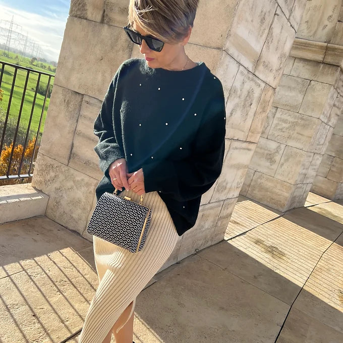 Clutch schwarz weiß gemustert – elegante Damen Abendtasche mit goldenem Henkel