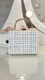 Tweed Clutch – Weiß-Schwarze elegante Abendtasche mit goldenem Henkel