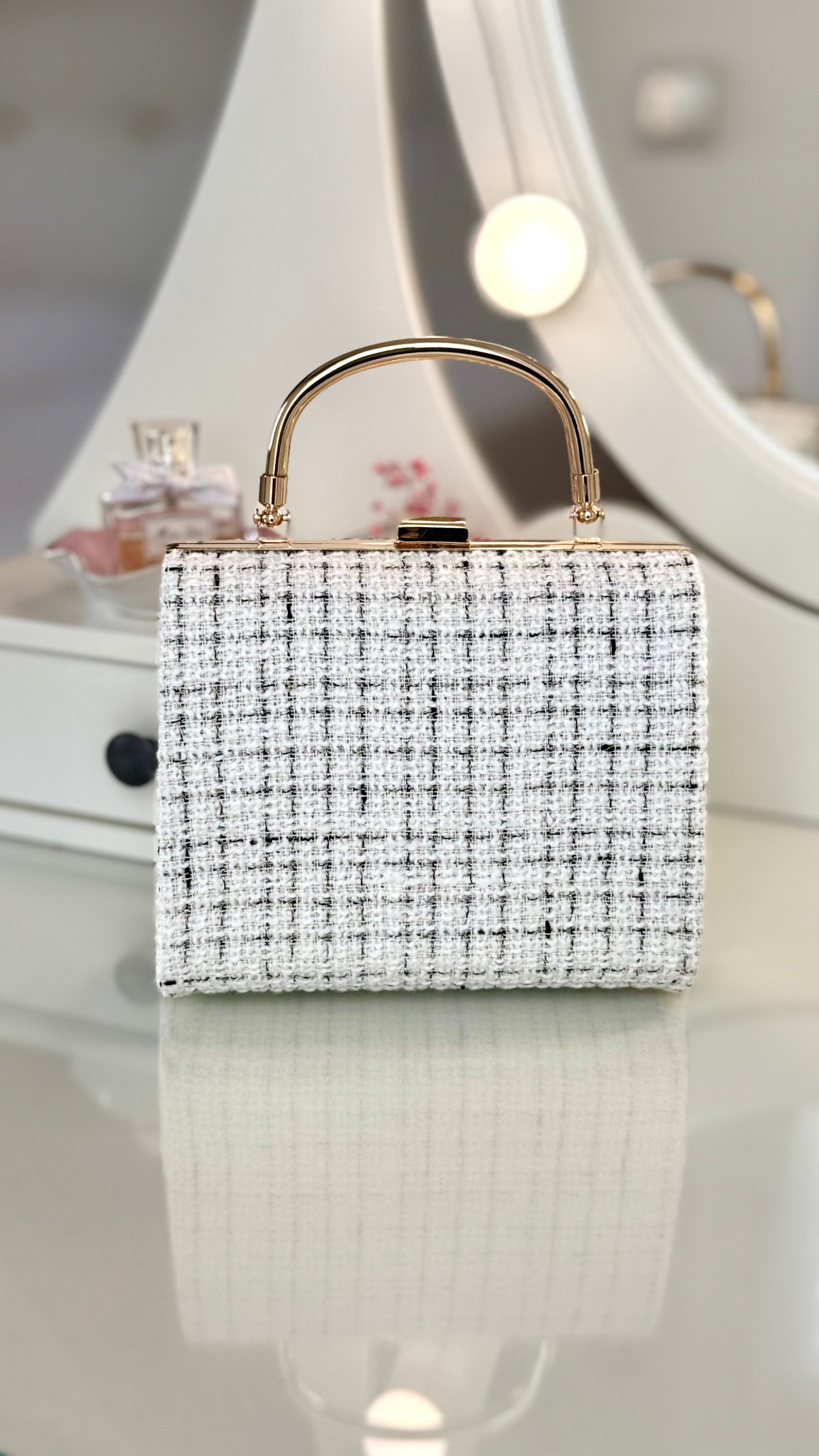 Tweed Clutch – Weiß-Schwarze elegante Abendtasche mit goldenem Henkel