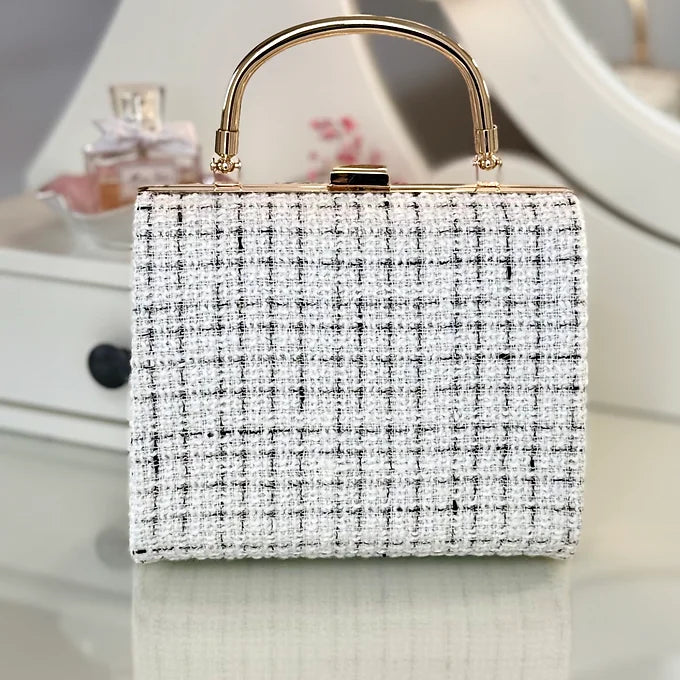 Tweed Clutch in Weiß-Schwarz – elegante Damen Abendtasche mit goldenem Henkel