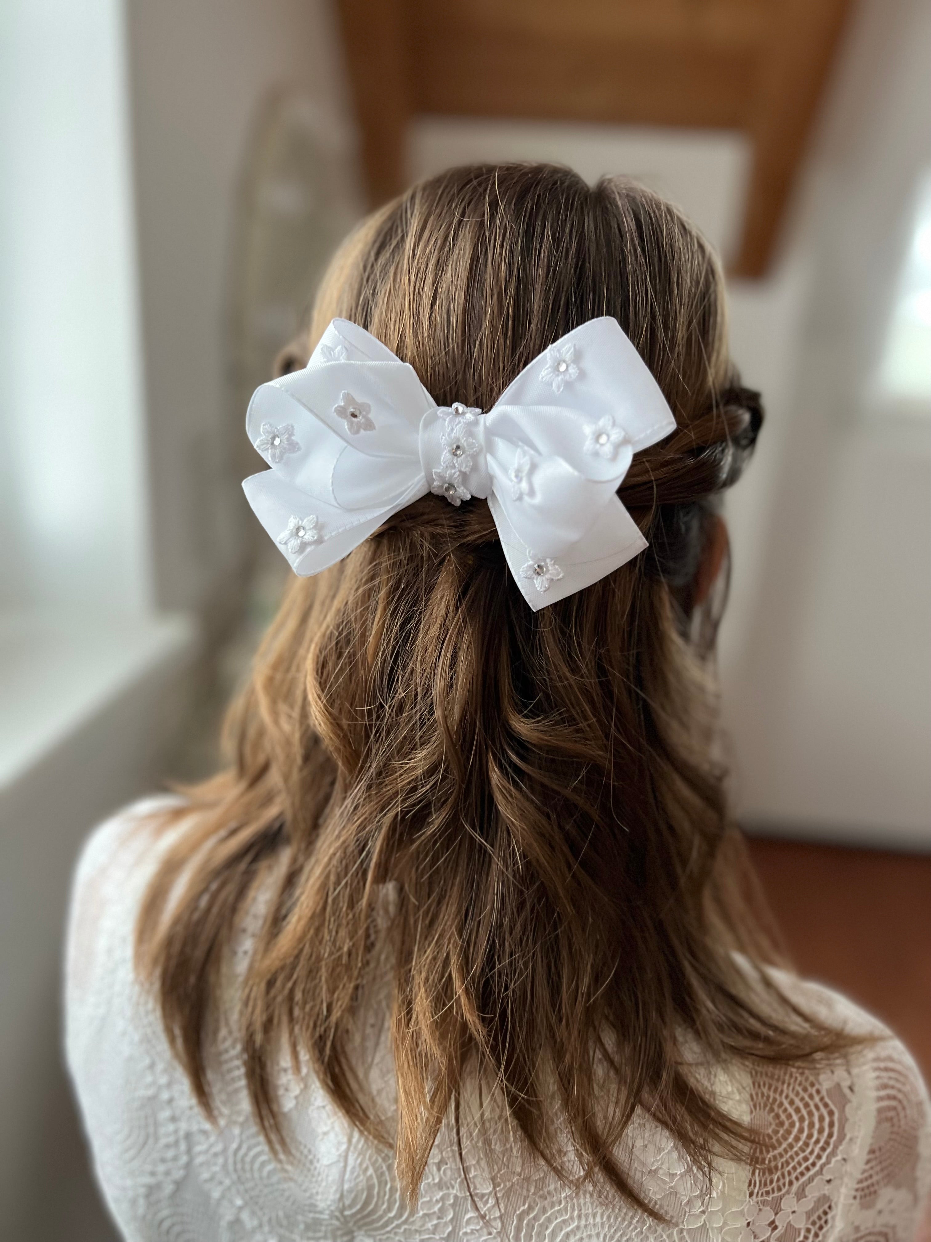Blumen Schleife Kommunion – Haarkamm mit Blüten & funkelndem Strass