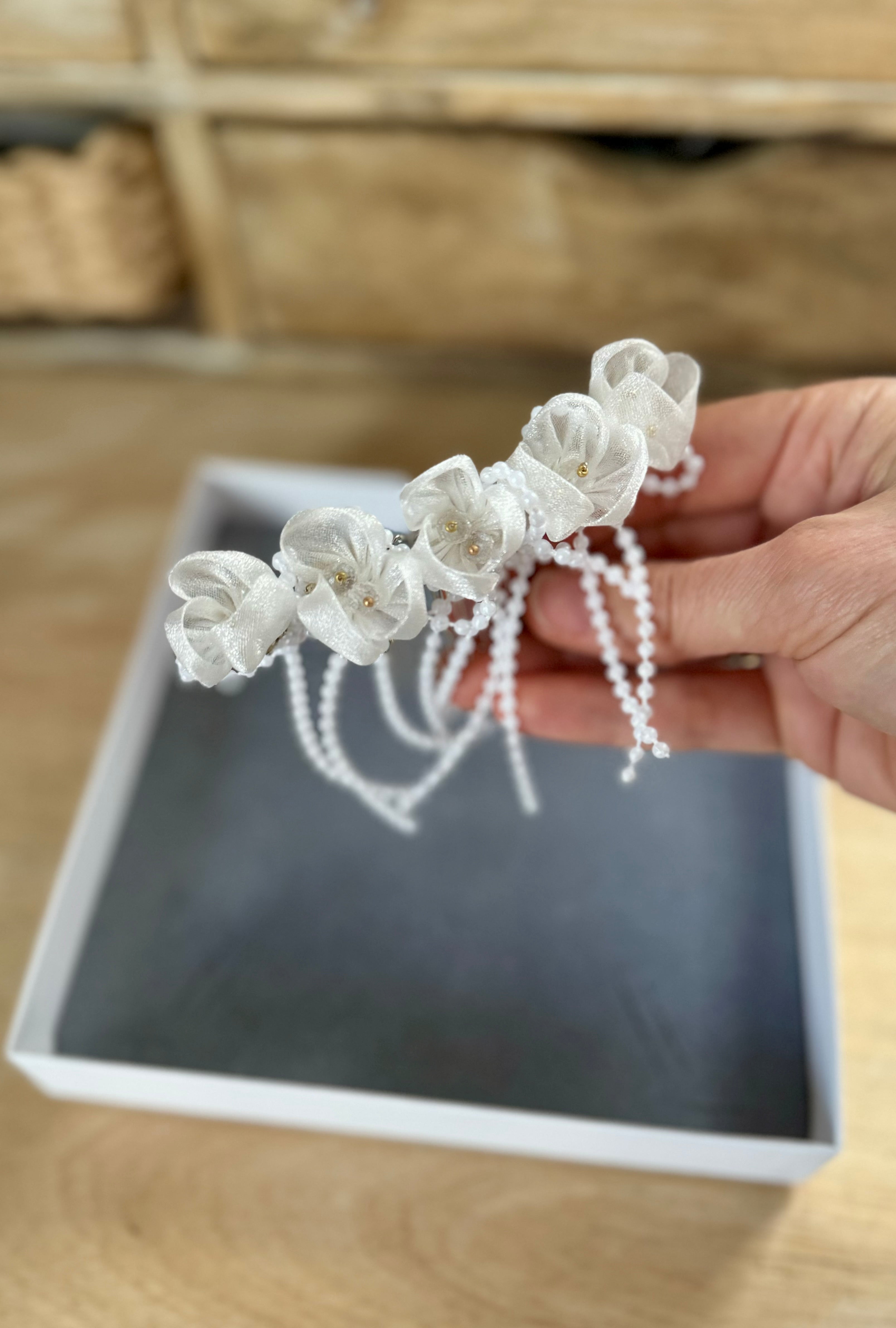 Haarschmuck Kommunion – Zarte Blumen & edle Perlenbänder