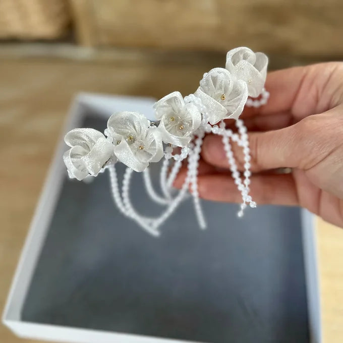 Kommunion Haarschmuck mit zarte Blumen und zarten Perlen-Bändern